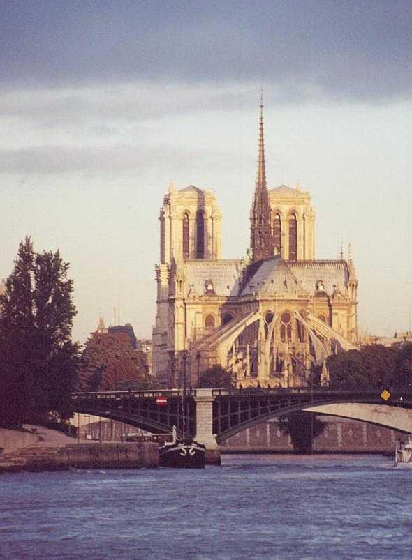 从塞纳河看巴黎圣母院